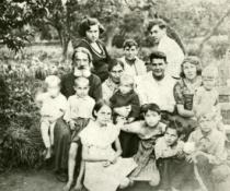 отец Александр и матушка Александра Парусниковы со всеми своими детьми в саду