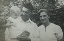 Георгий - сын отца Александра с женой Татьяной и дочкой Ириной 1938г
