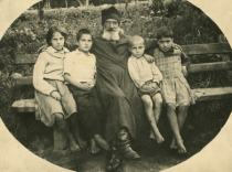 отец Александр в саду с младшими детьми - Екатерина и Иван, Миша и Татьяна. Примерно 1937г