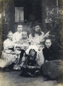 отец Сергий Белокуров со своей семьей на крыльце дома  (внизу справа - Ольга Сергеевна Парусникова, старшая сестра отца Александра) 